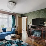 Four Bedroom House By Brookland Stays Serviced Accommodation Short Lets London With Free Wifi
