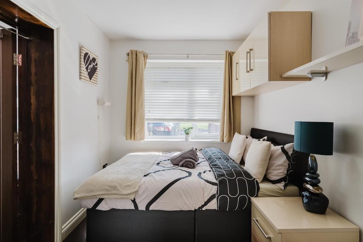 Four Bedroom House By Brookland Serviced Short Letslondon With Free Wifi Apartment Windsor