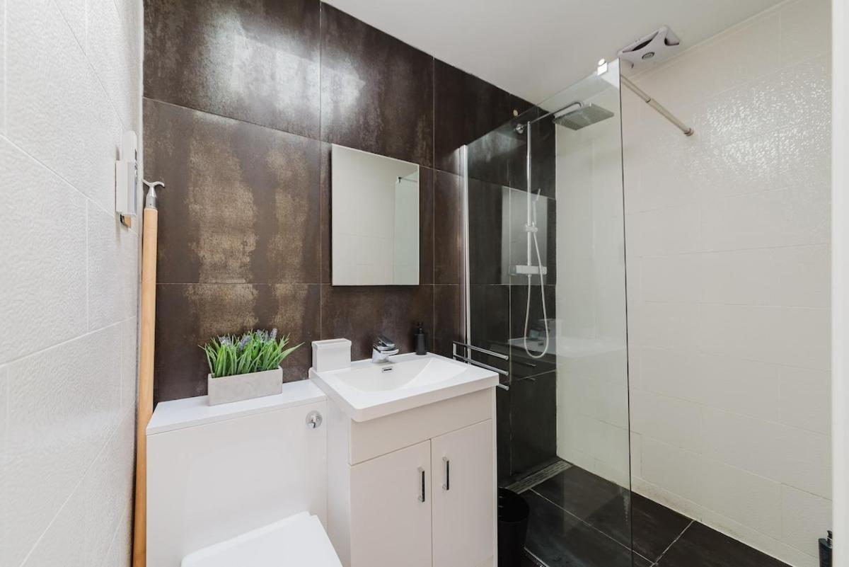 Four Bedroom House By Brookland Serviced Short Letslondon With Free Wifi