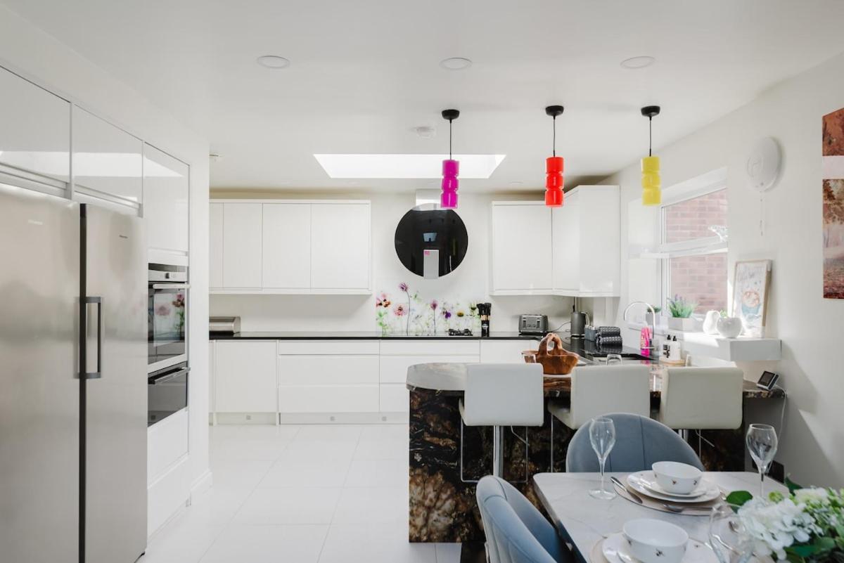 Four Bedroom House By Brookland Serviced Short Letslondon With Free Wifi Apartment Windsor