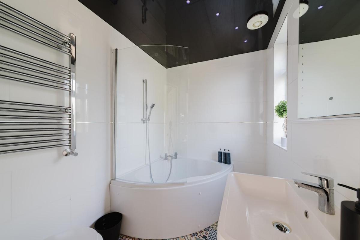 Four Bedroom House By Brookland Serviced Short Letslondon With Free Wifi Apartment Windsor