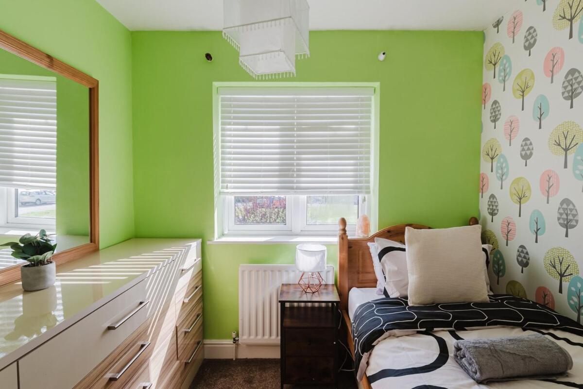 Four Bedroom House By Brookland Serviced Short Letslondon With Free Wifi * Windsor
