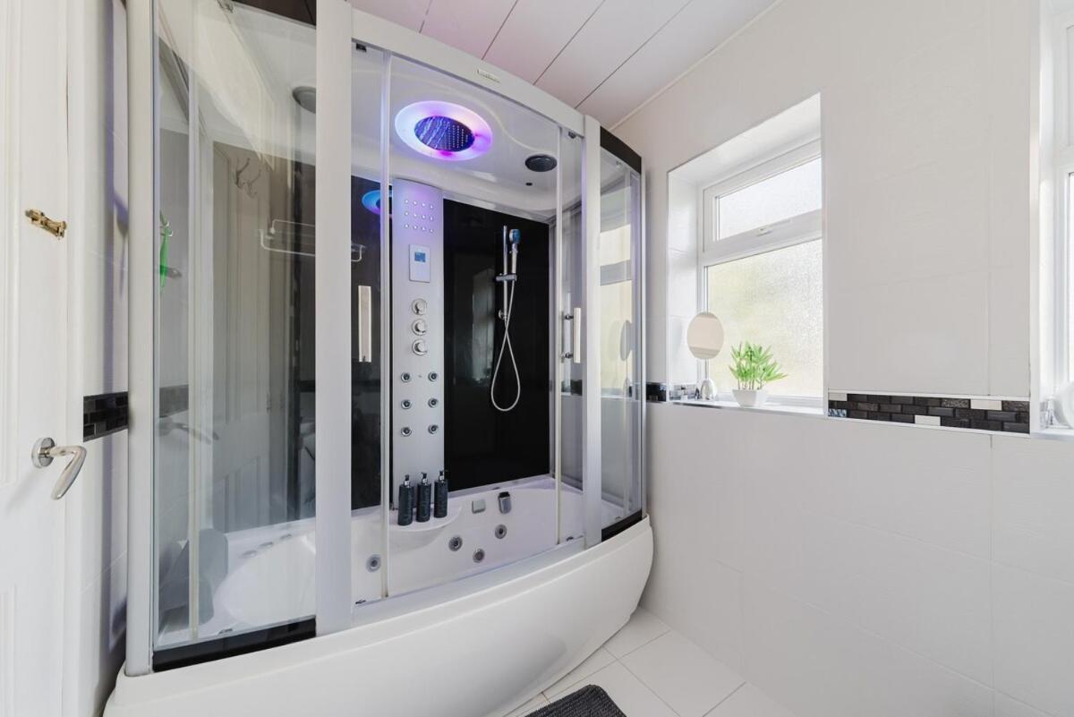Four Bedroom House By Brookland Serviced Short Lets London With Free Wifi Apartamento Windsor